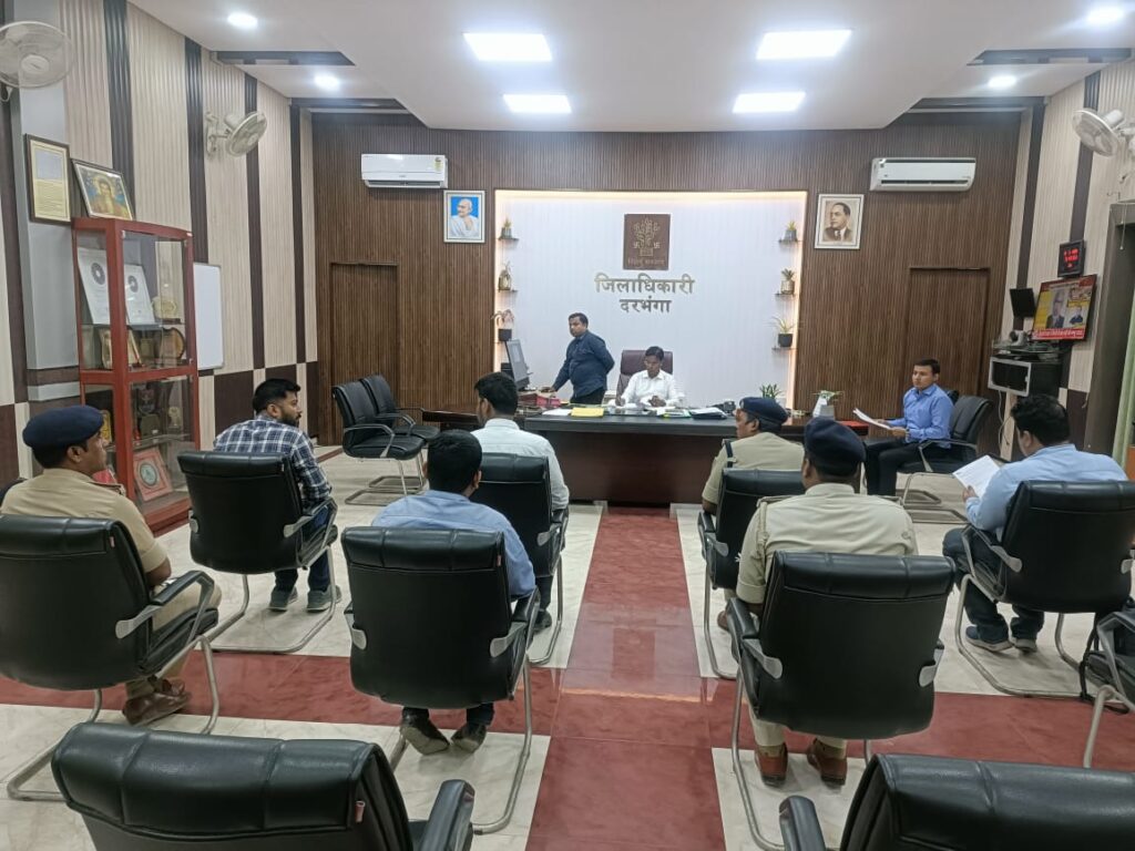 दरभंगा ट्रैफिक एक्शन: हेलमेट-सीट बेल्ट पर सख्ती, भारी चालान की चेतावनी दरभंगा ट्रैफिक एक्शन: हेलमेट-सीट बेल्ट पर सख्ती, भारी चालान की चेतावनी