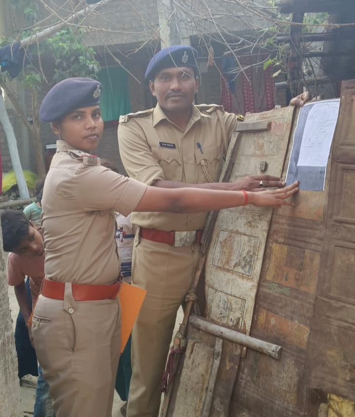 दरभंगा: 6 वारंटियों के घर चिपकाया गया इश्तिहार, पुलिस की बड़ी कार्रवाई