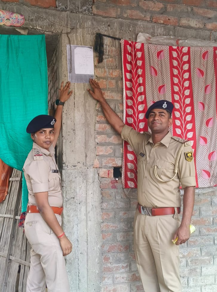 दरभंगा: 6 वारंटियों के घर चिपकाया गया इश्तिहार, पुलिस की बड़ी कार्रवाई