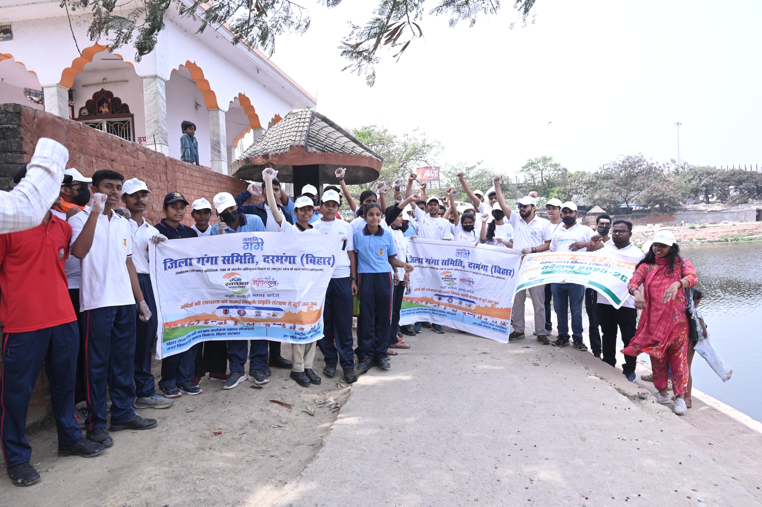 दरभंगा में गंगा सफाई अभियान, 50+ युवाओं ने लिया हिस्सा