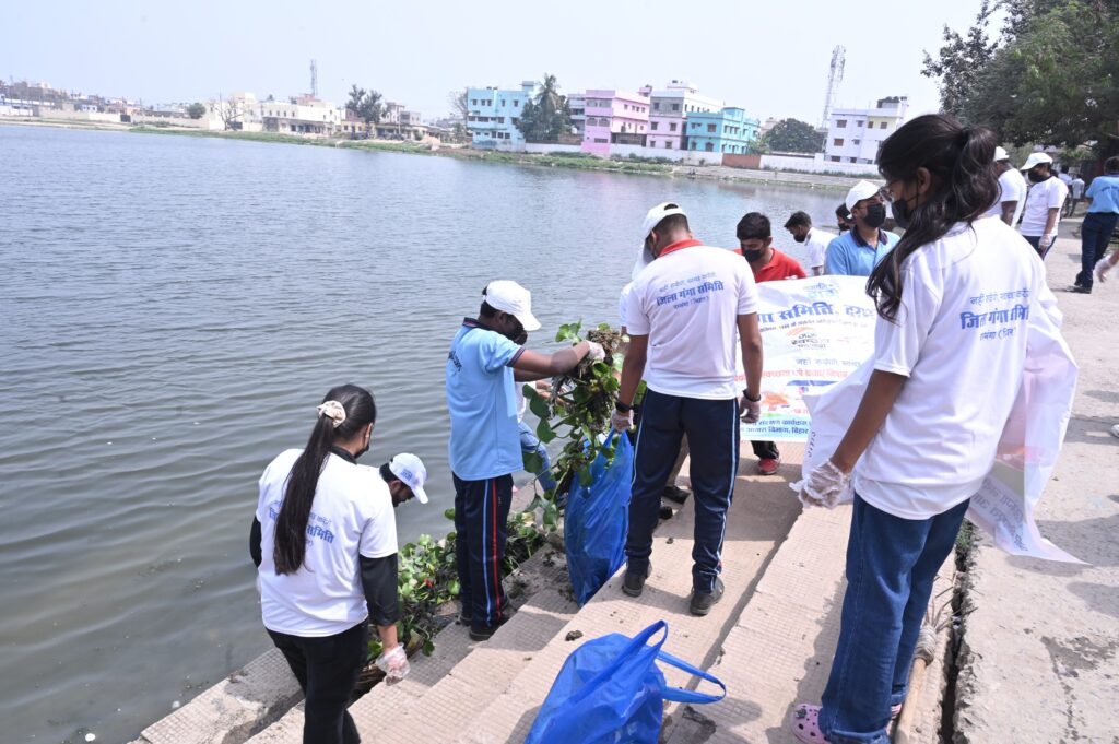 दरभंगा में गंगा सफाई अभियान, 50+ युवाओं ने लिया हिस्सा