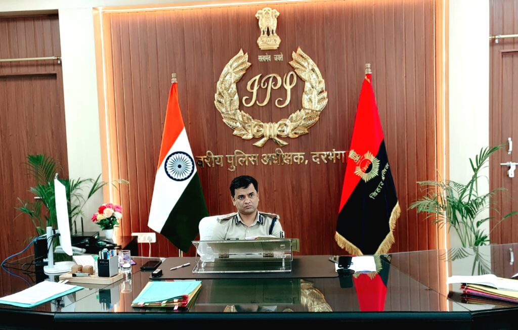 दरभंगा में SSP की बड़ी बैठक, लंबित कांडों पर सख्ती दरभंगा में SSP की बड़ी बैठक, लंबित कांडों पर सख्ती