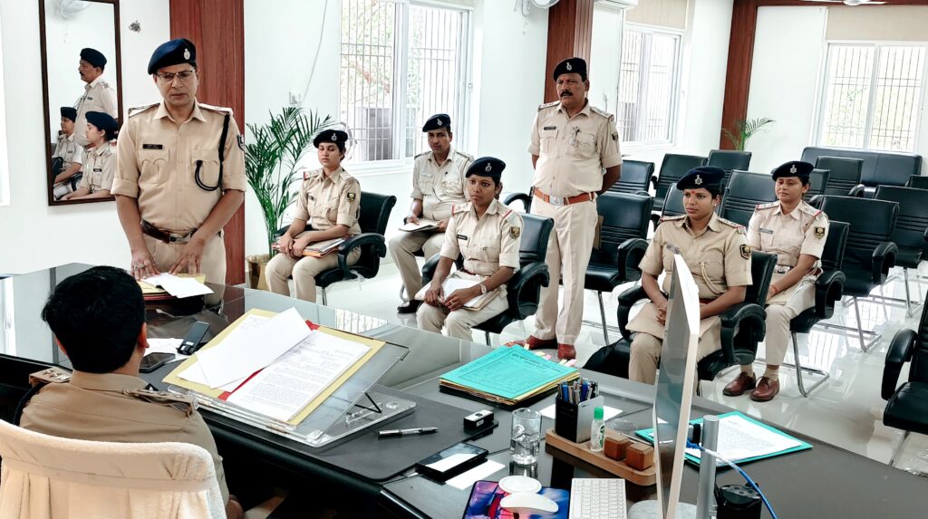 दरभंगा में SSP की बड़ी बैठक, लंबित कांडों पर सख्ती दरभंगा में SSP की बड़ी बैठक, लंबित कांडों पर सख्ती