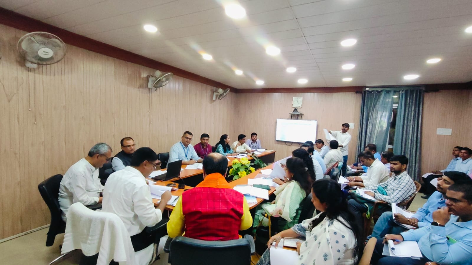 दरभंगा DLCC बैठक: किसानों के ऋण और बैंकिंग योजनाओं पर सख्त निर्देश दरभंगा DLCC बैठक: किसानों के ऋण और बैंकिंग योजनाओं पर सख्त निर्देश