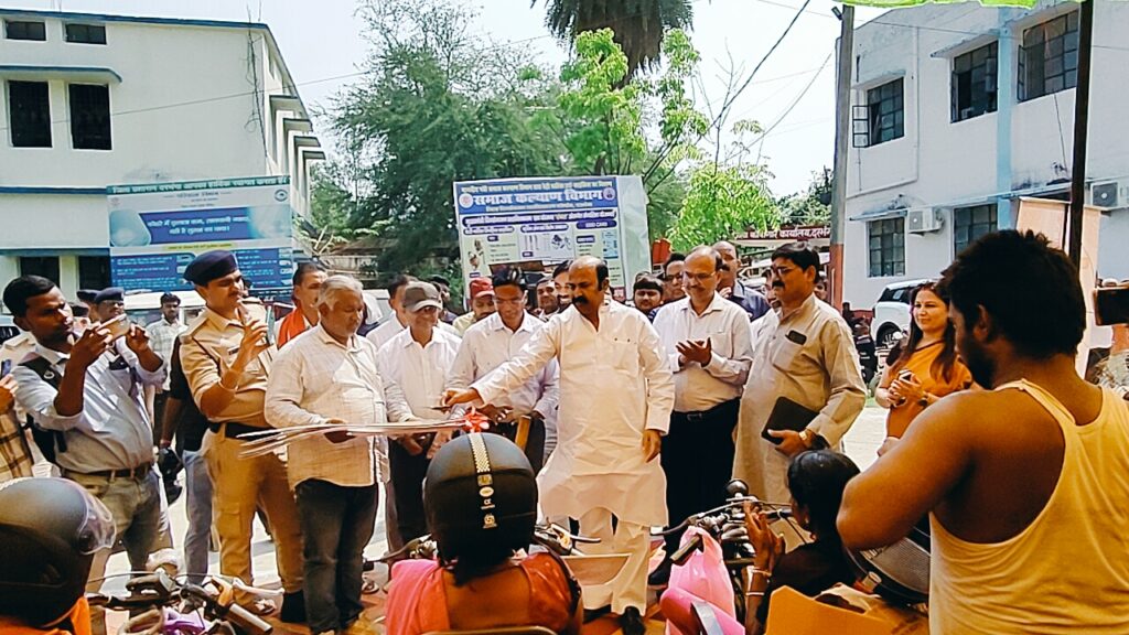 Darbhanga News: पालना घर उद्घाटन, 100+ दिव्यांगजनों को ट्राईसाइकिल, मंत्री मदन सहनी का बड़ा ऐलान