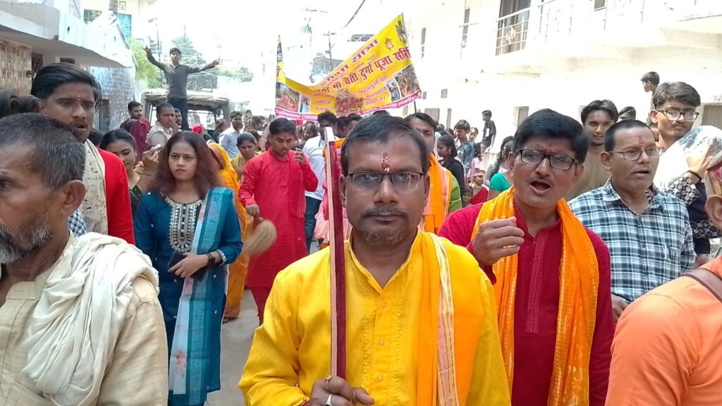दरभंगा के रुदलगंज वार्ड 28 में भव्य कलश शोभा यात्रा, कन्या कुमारी बनीं आकर्षण का केंद्र दरभंगा के रुदलगंज वार्ड 28 में भव्य कलश शोभा यात्रा, कन्या कुमारी बनीं आकर्षण का केंद्र