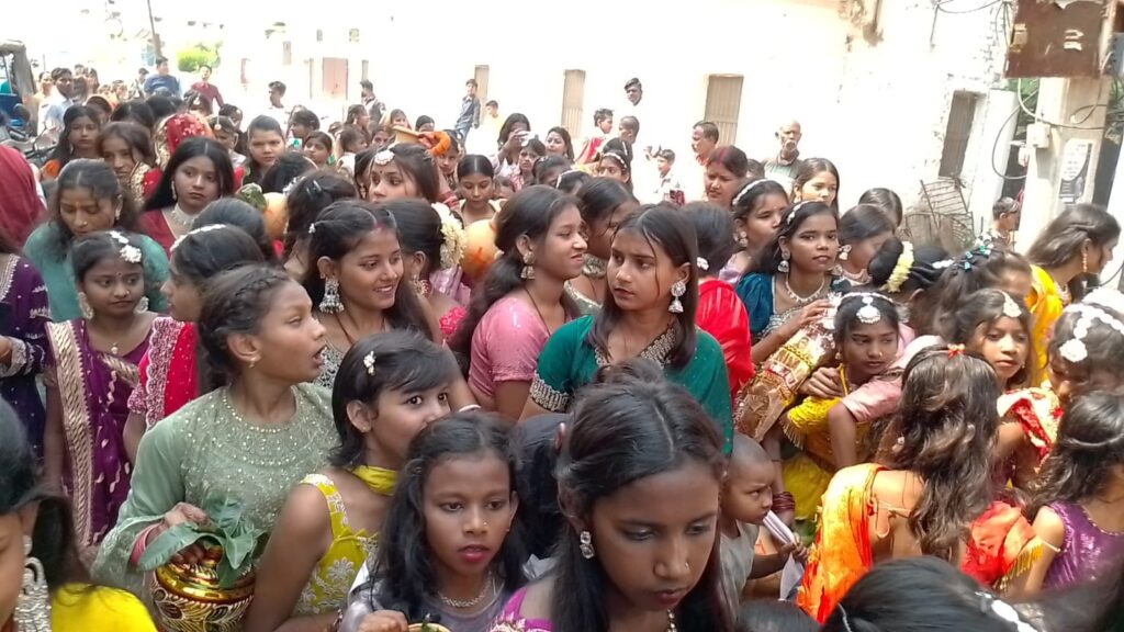 दरभंगा के रुदलगंज वार्ड 28 में भव्य कलश शोभा यात्रा, कन्या कुमारी बनीं आकर्षण का केंद्र दरभंगा के रुदलगंज वार्ड 28 में भव्य कलश शोभा यात्रा, कन्या कुमारी बनीं आकर्षण का केंद्र