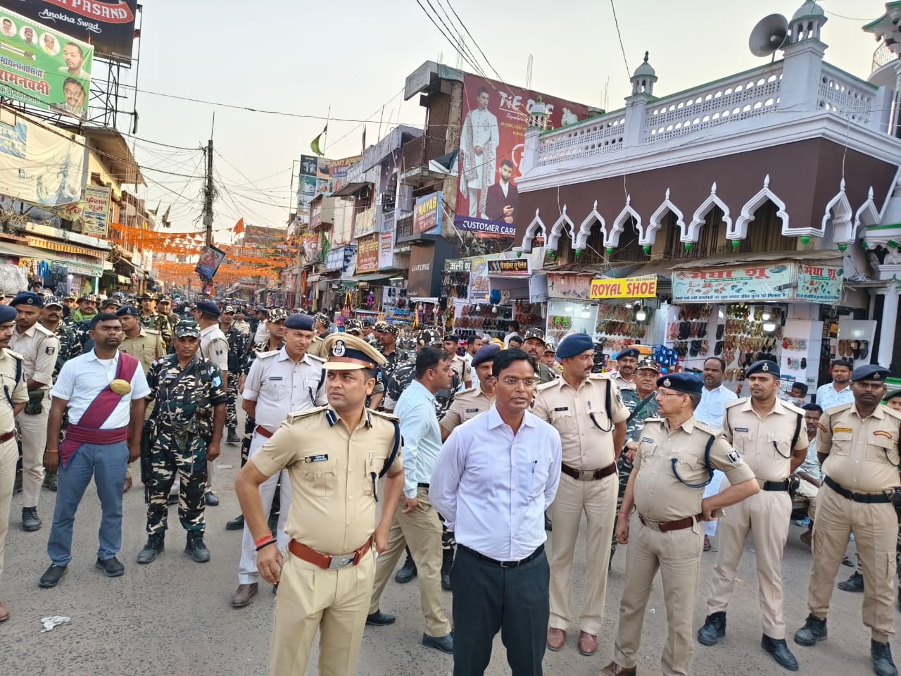 दरभंगा में रामनवमी पर 72 जुलूस, हाई अलर्ट: ड्रोन-CCTV से कड़ी निगरानी दरभंगा में रामनवमी पर 72 जुलूस, हाई अलर्ट: ड्रोन-CCTV से कड़ी निगरानी