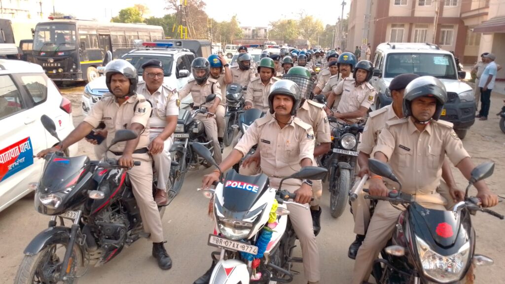 दरभंगा में रामनवमी पर 72 जुलूस, हाई अलर्ट: ड्रोन-CCTV से कड़ी निगरानी दरभंगा में रामनवमी पर 72 जुलूस, हाई अलर्ट: ड्रोन-CCTV से कड़ी निगरानी