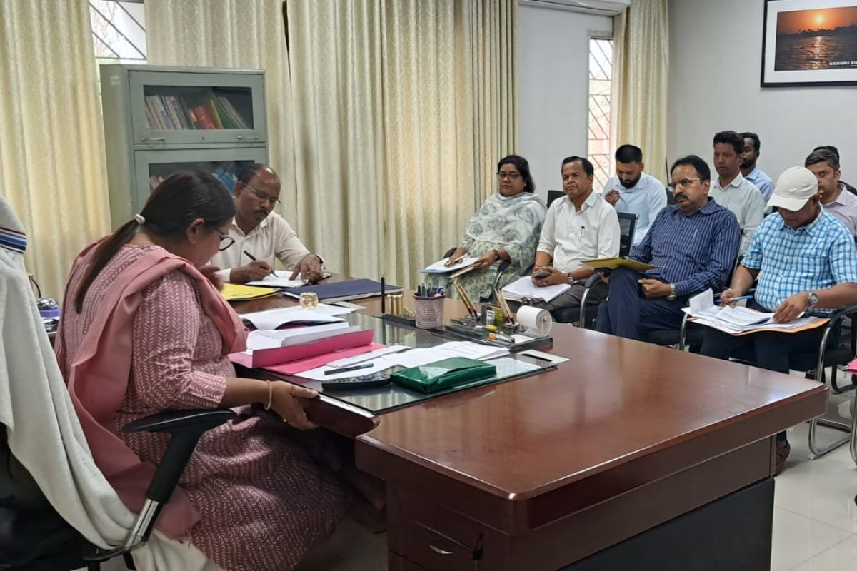 राजस्व वसूली में ढिलाई देख भड़कीं पलामू कमिश्नर कुमुद सहाय, लापरवाही पर अधिकारियों को कार्रवाई की चेतावनी राजस्व वसूली में ढिलाई देख भड़कीं पलामू कमिश्नर कुमुद सहाय, लापरवाही पर अधिकारियों को कार्रवाई की चेतावनी