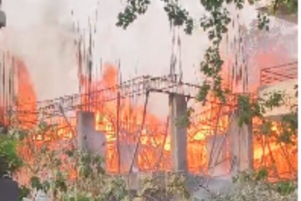 रामगढ़ के नानक इन्क्लेव में भीषण आग, धू-धू कर जला लाखों का सामान, मची अफरा-तफरी