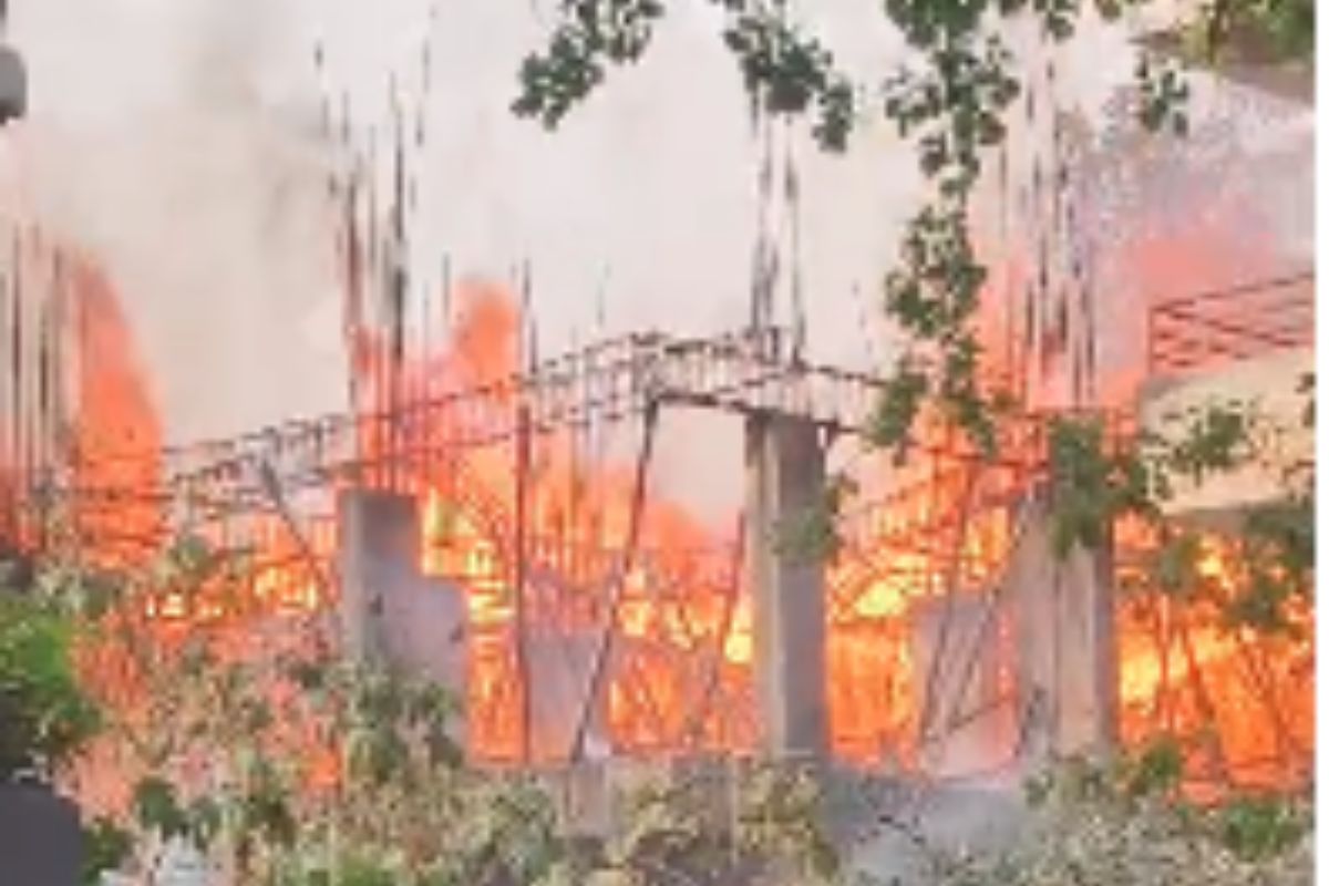 रामगढ़ के नानक इन्क्लेव में भीषण आग, धू-धू कर जला लाखों का सामान, मची अफरा-तफरी