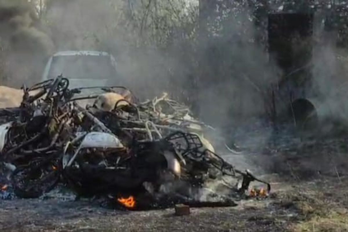 अचानक बरसी चिंगारी और राख हो गई कारें: सरायकेला में ट्रांसफार्मर के शॉर्ट सर्किट ने मचाई भारी तबाही