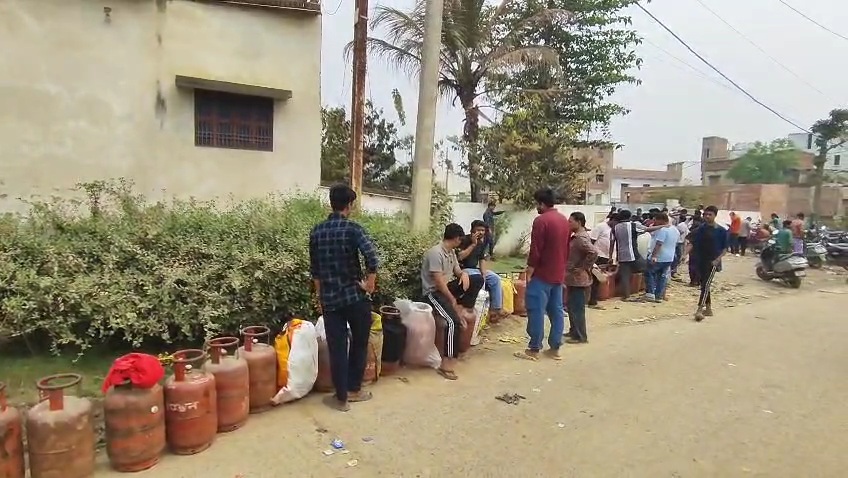 दरभंगा में घरेलू गैस के लिए हंगामा, एजेंसी पर उमड़ी भीड़ दरभंगा में घरेलू गैस के लिए हंगामा, एजेंसी पर उमड़ी भीड़