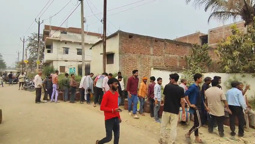 दरभंगा में घरेलू गैस के लिए हंगामा, एजेंसी पर उमड़ी भीड़ दरभंगा में घरेलू गैस के लिए हंगामा, एजेंसी पर उमड़ी भीड़