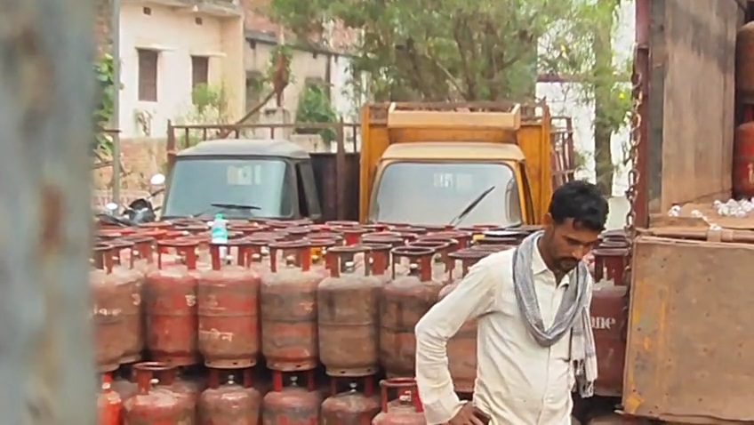 दरभंगा में घरेलू गैस के लिए हंगामा, एजेंसी पर उमड़ी भीड़ दरभंगा में घरेलू गैस के लिए हंगामा, एजेंसी पर उमड़ी भीड़