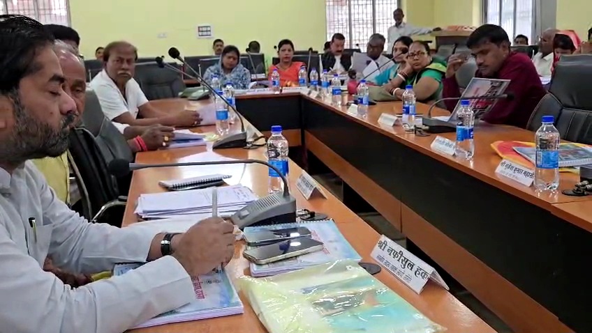 दरभंगा नगर निगम बजट 2026: बैठक में हंगामा, टैक्स और विकास पर तीखी बहस दरभंगा नगर निगम बजट 2026: बैठक में हंगामा, टैक्स और विकास पर तीखी बहस