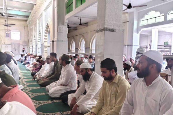 जुम्मे की नमाज में उमड़े रोजेदार