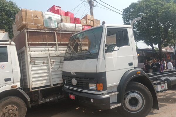 चेसिस ने ट्रक मारी टक्कर, बाल-बाल बचे लोग