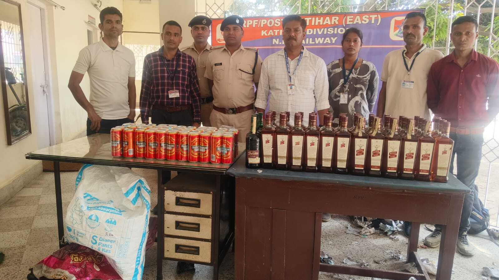 हाटे बाजार एक्सप्रेस ट्रेन से 61 लीटर शराब बरामद हाटे बाजार एक्सप्रेस ट्रेन से 61 लीटर शराब बरामद