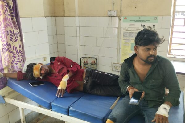 सड़क दुर्घटना में दुमका के दो युवक, धनबाद रेफर