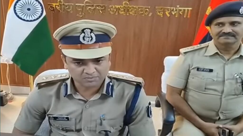 दरभंगा ₹2 करोड़ ज्वेलरी लूट केस: 12 आरोपी गिरफ्तार, ₹44 लाख बरामद, जेल से रची गई साजिश दरभंगा ₹2 करोड़ ज्वेलरी लूट केस: 12 आरोपी गिरफ्तार, ₹44 लाख बरामद, जेल से रची गई साजिश