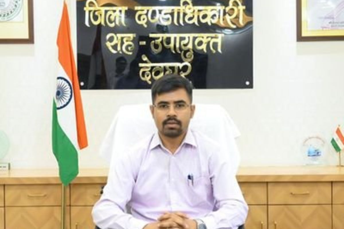 देवघर डीसी का ‘रिश्वतखोरों’ पर हंटर! घूस लेते पकड़े गए प्रधान लिपिक और अनुसेवक निलंबित