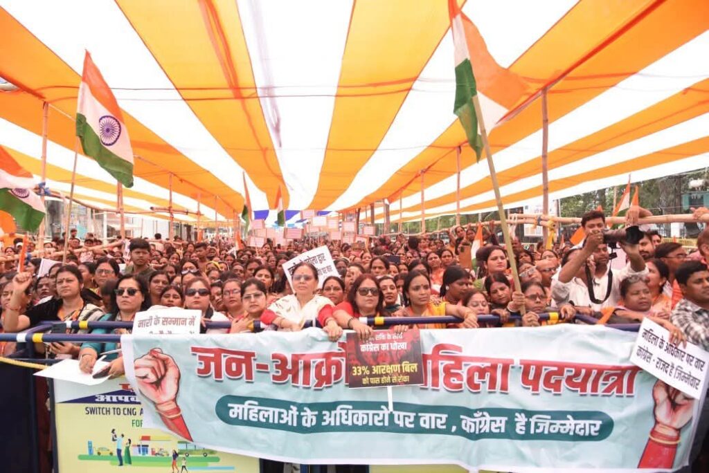 नारी शक्ति सड़कों पर: पटना में महिला आक्रोश मार्च से गरमाई राजनीति नारी शक्ति सड़कों पर: पटना में महिला आक्रोश मार्च से गरमाई राजनीति