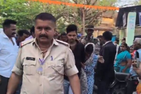 तमाशा बनी मोहब्बत! गिरिडीह कोर्ट के बाहर शादी को लेकर भिड़े दो पक्ष, पुलिस को करना पड़ा बीच-बचाव