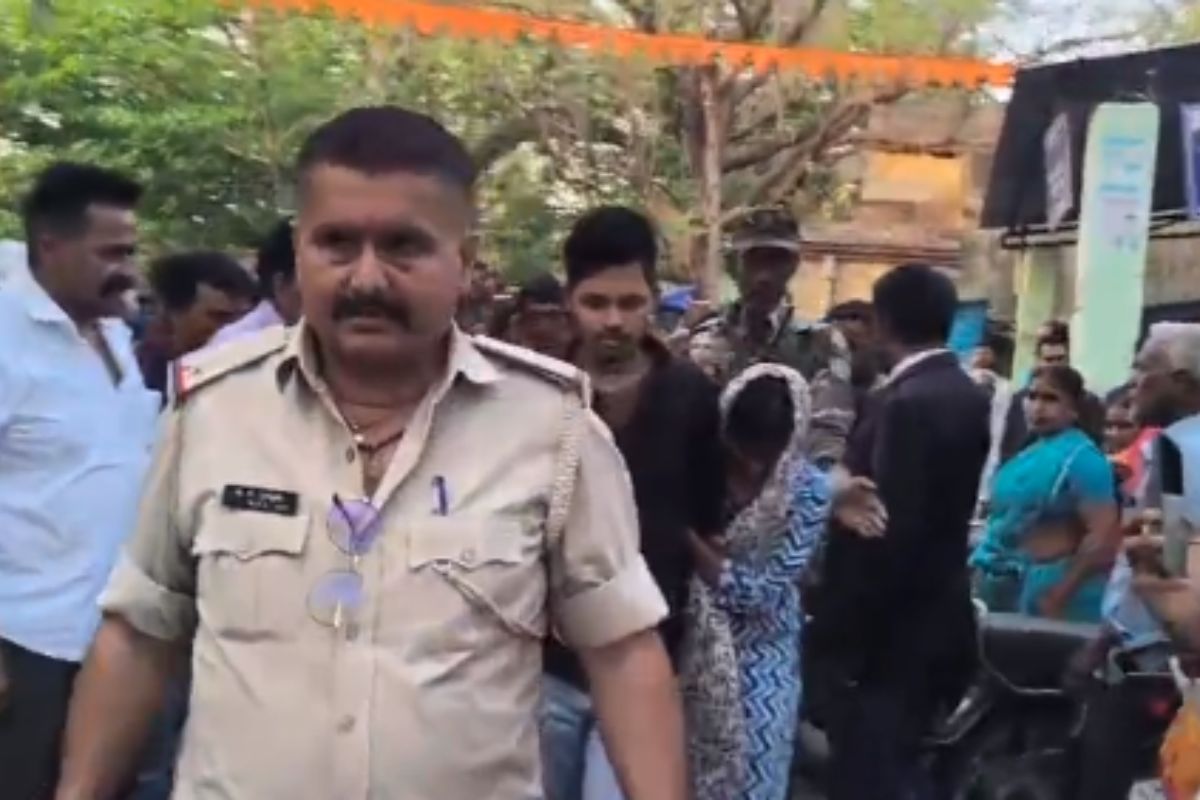 तमाशा बनी मोहब्बत! गिरिडीह कोर्ट के बाहर शादी को लेकर भिड़े दो पक्ष, पुलिस को करना पड़ा बीच-बचाव