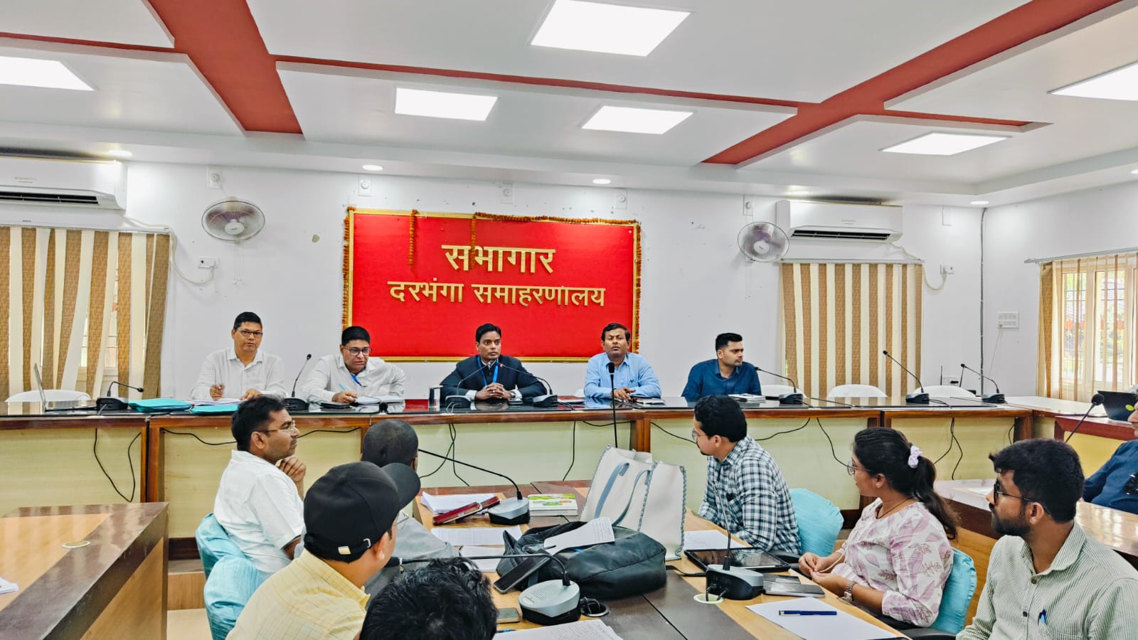 दरभंगा में LPG पर सख्ती, DM ने दिया होम डिलीवरी का आदेश दरभंगा में LPG पर सख्ती, DM ने दिया होम डिलीवरी का आदेश