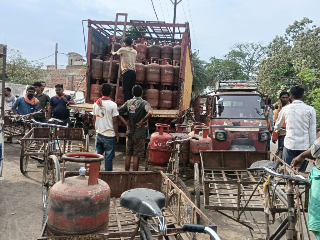 दरभंगा में 12 गैस एजेंसियों का औचक निरीक्षण, प्रशासन सख्त दरभंगा में LPG गैस सप्लाई पर बड़ा अपडेट, 10680 सिलेंडर वितरित, 14000 का नया टारगेट