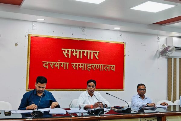 दरभंगा DM सख्त: 7 दिन में राजस्व काम पूरा करें, नहीं तो होगी कार्रवाई