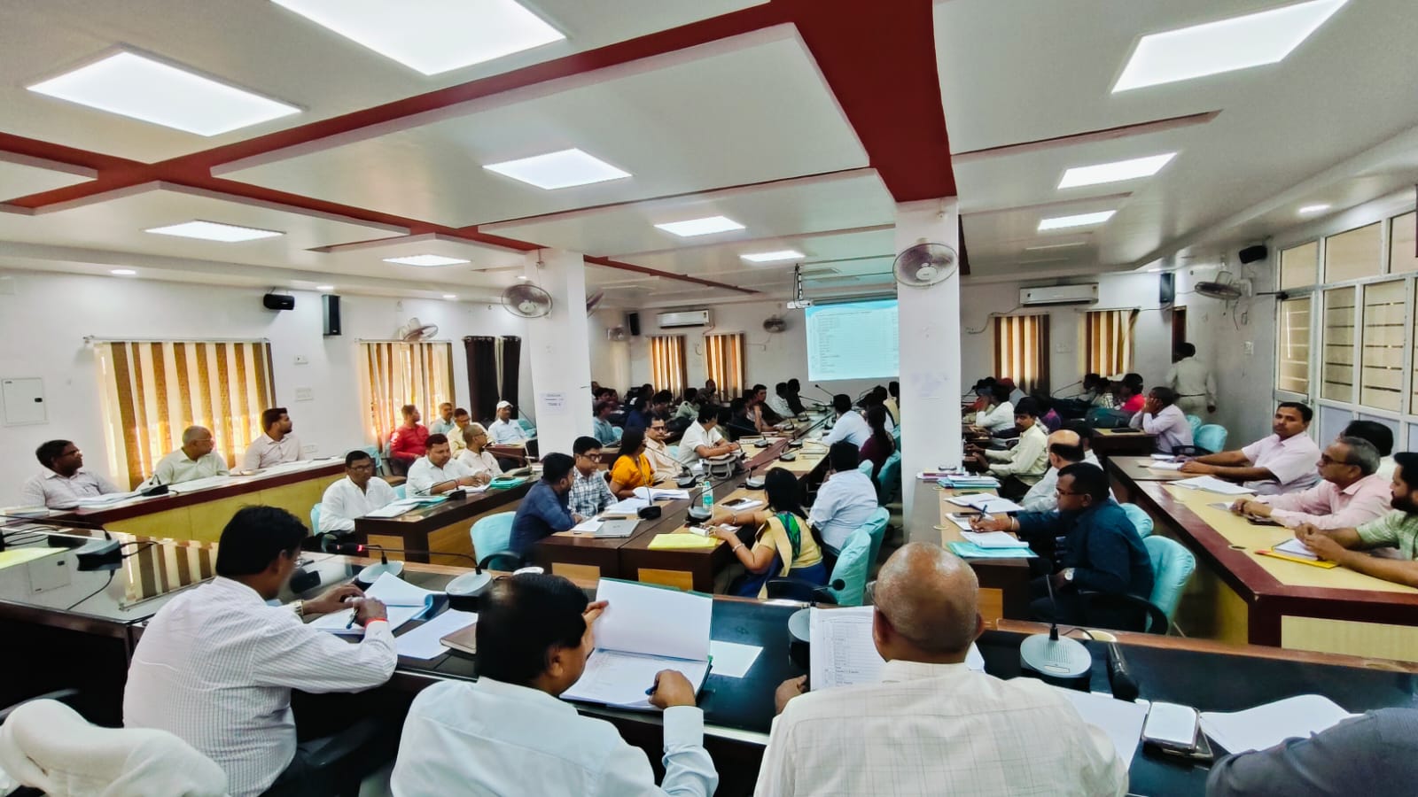 दरभंगा शिक्षा अपडेट: 100% नामांकन और शिक्षक उपस्थिति पर सख्त आदेश