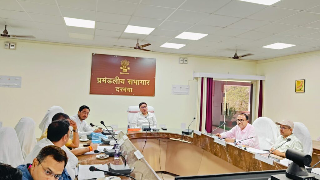 दरभंगा प्रमंडल में सड़कों पर सख्ती, आयुक्त ने दिए गुणवत्ता के निर्देश दरभंगा प्रमंडल में सड़कों पर सख्ती, आयुक्त ने दिए गुणवत्ता के निर्देश