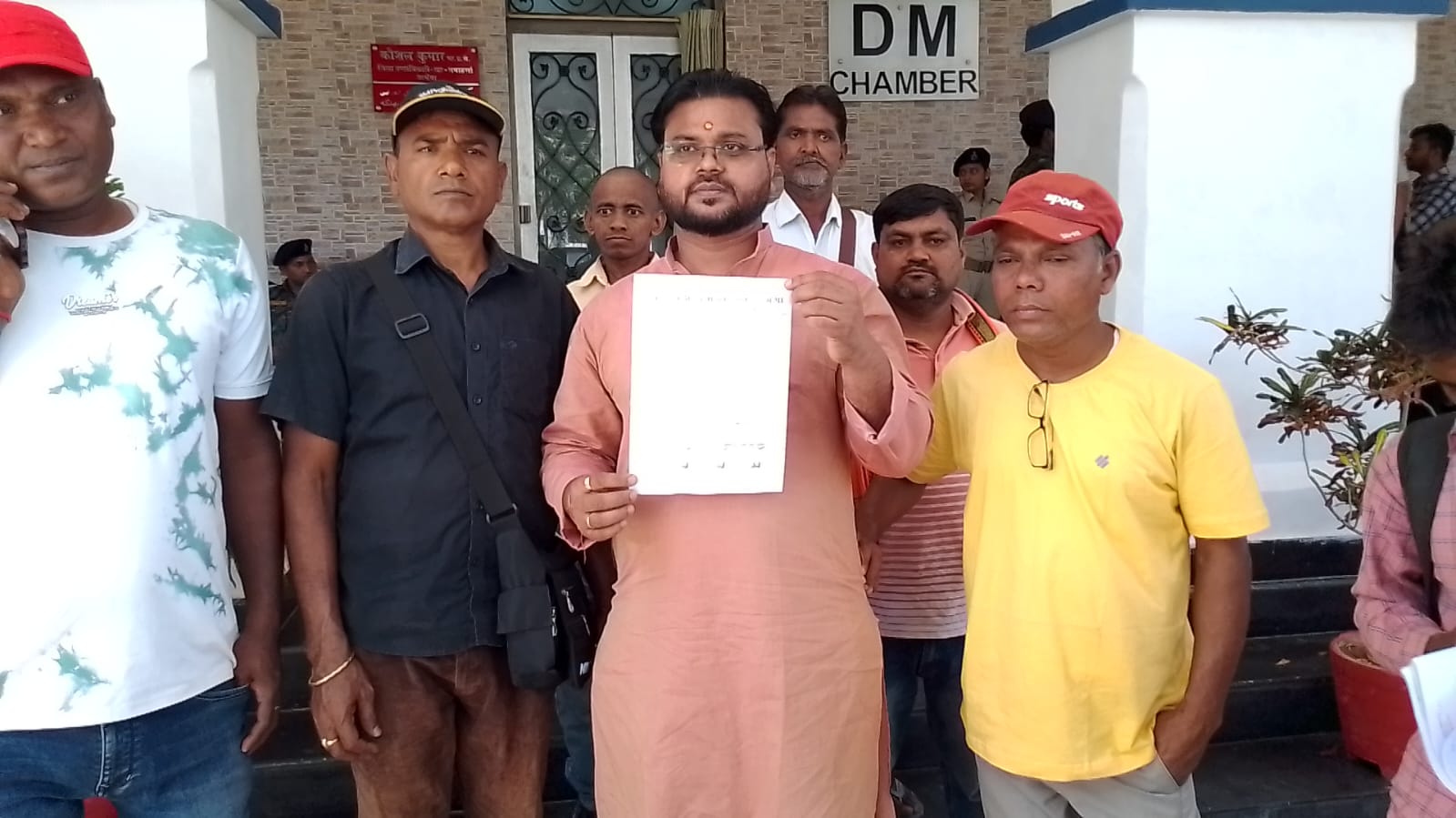 दरभंगा बैण्ड ट्रॉली विवाद: फिटनेस परमिट नहीं मिलने से हजारों कलाकारों की रोजी पर संकट दरभंगा बैण्ड ट्रॉली विवाद: फिटनेस परमिट नहीं मिलने से हजारों कलाकारों की रोजी पर संकट