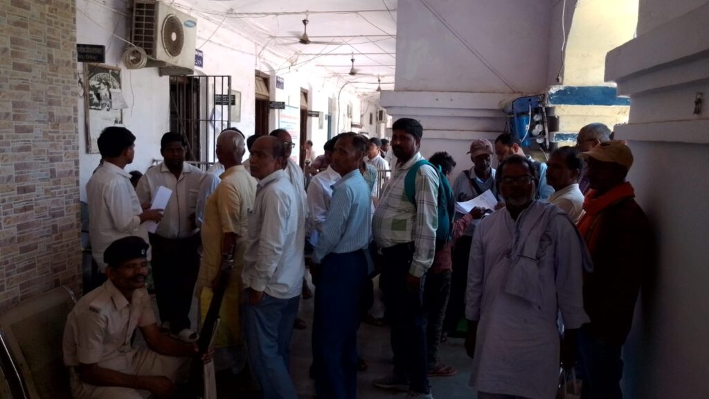 दरभंगा बिजली घोटाला: बिना कनेक्शन ₹7595 का बिल, उपभोक्ता ने DM से लगाई गुहार दरभंगा बिजली घोटाला: बिना कनेक्शन ₹7595 का बिल, उपभोक्ता ने DM से लगाई गुहार