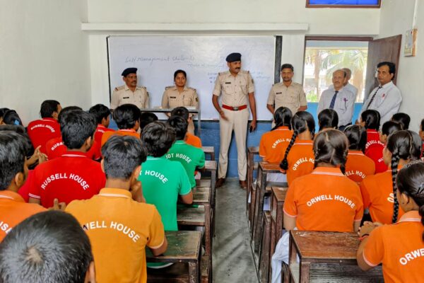 दरभंगा ट्रैफिक अवेयरनेस कैंपेन | स्कूल छात्रों को सड़क सुरक्षा प्रशिक्षण