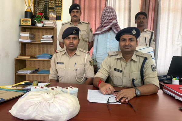 दरभंगा पुलिस का बड़ा एक्शन: 746 ग्राम गांजा के साथ तस्कर गिरफ्तार, कुशेश्वरस्थान में छापेमारी