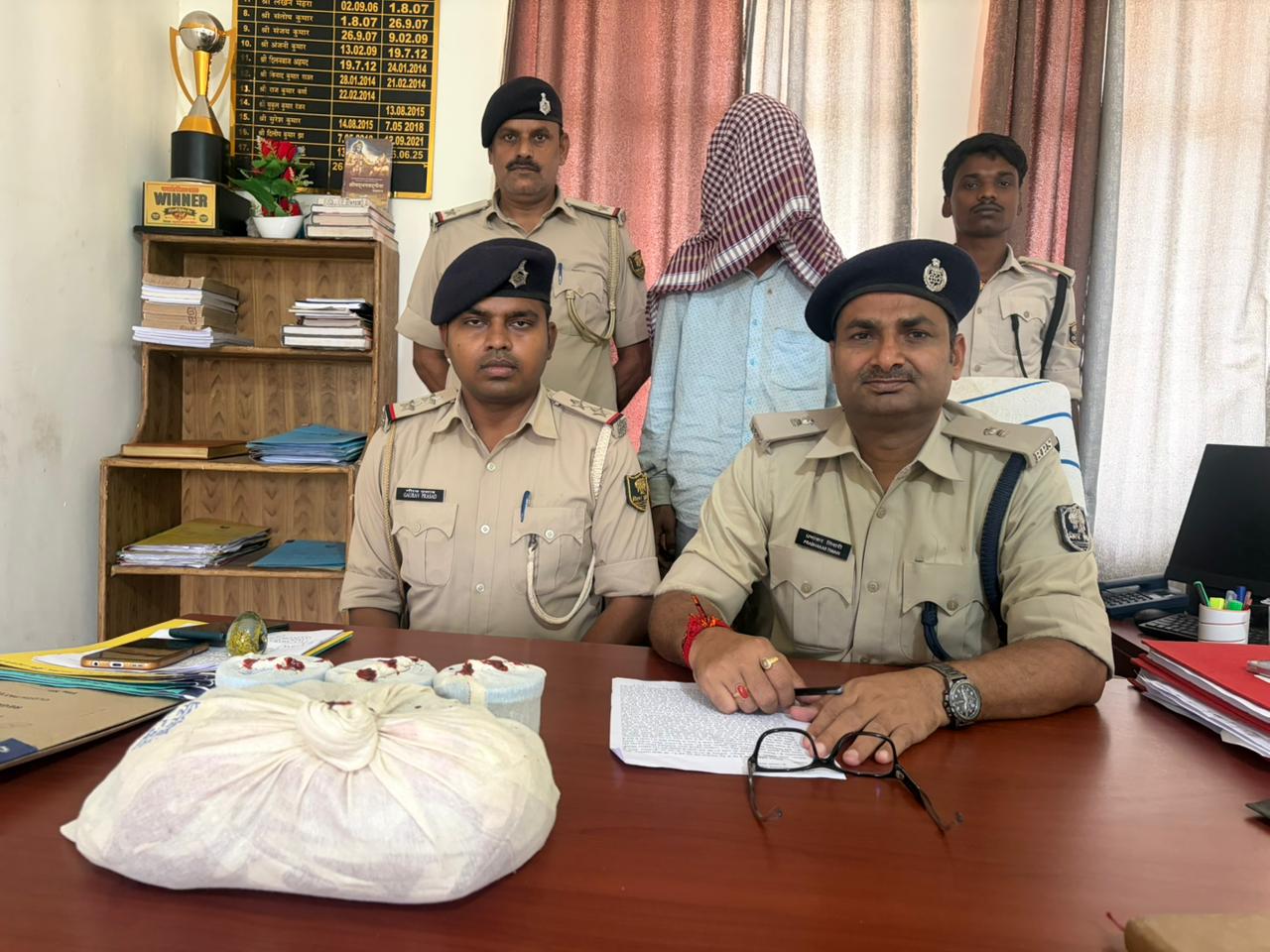 दरभंगा पुलिस का बड़ा एक्शन: 746 ग्राम गांजा के साथ तस्कर गिरफ्तार, कुशेश्वरस्थान में छापेमारी