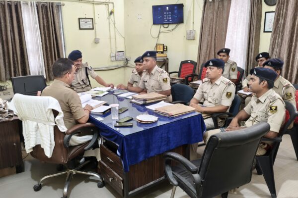 लहेरियासराय में लंबित कांडों की समीक्षा वारंट कार्रवाई और गश्ती बढ़ाने का निर्देश