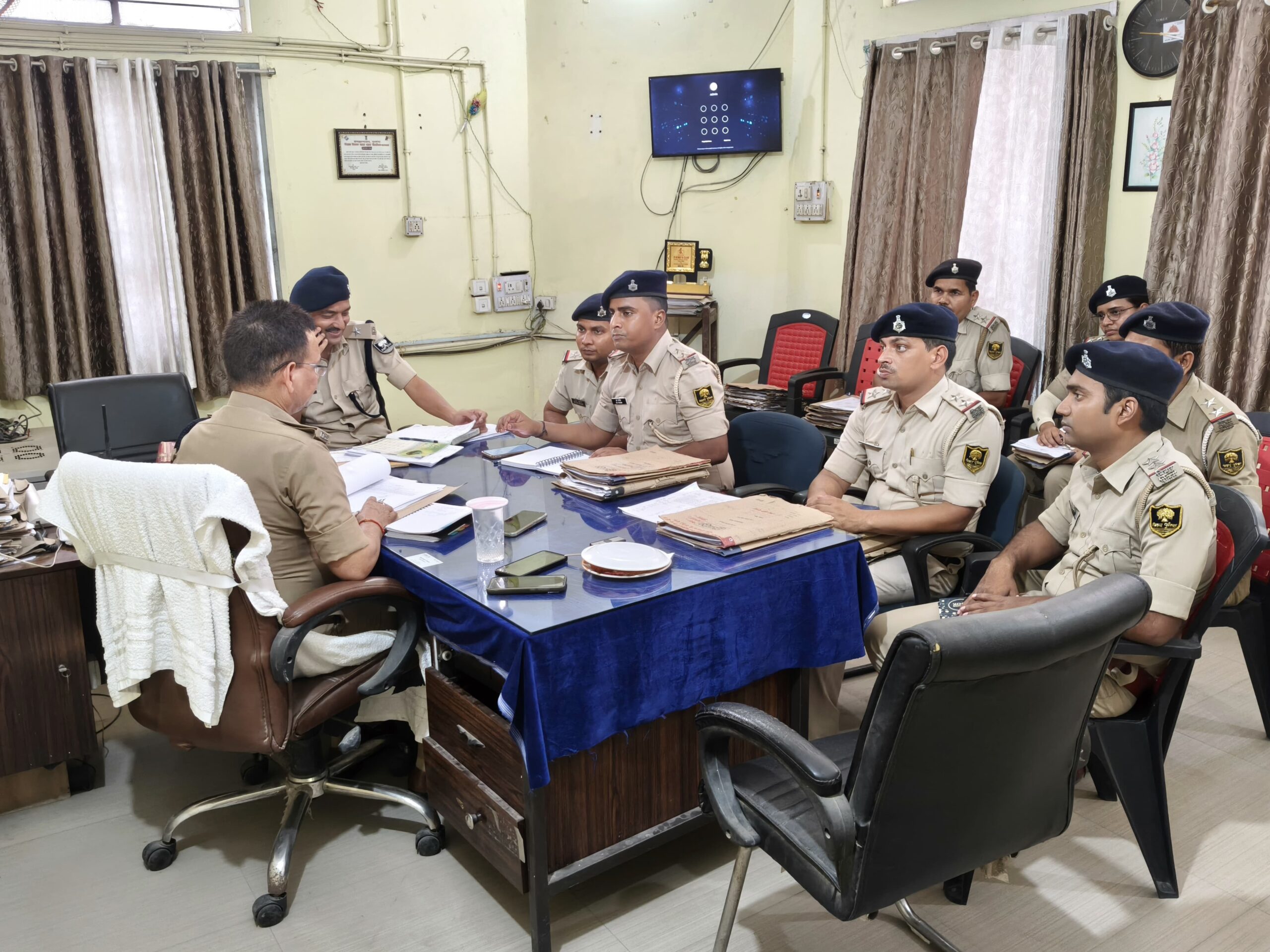 लहेरियासराय में लंबित कांडों की समीक्षा वारंट कार्रवाई और गश्ती बढ़ाने का निर्देश