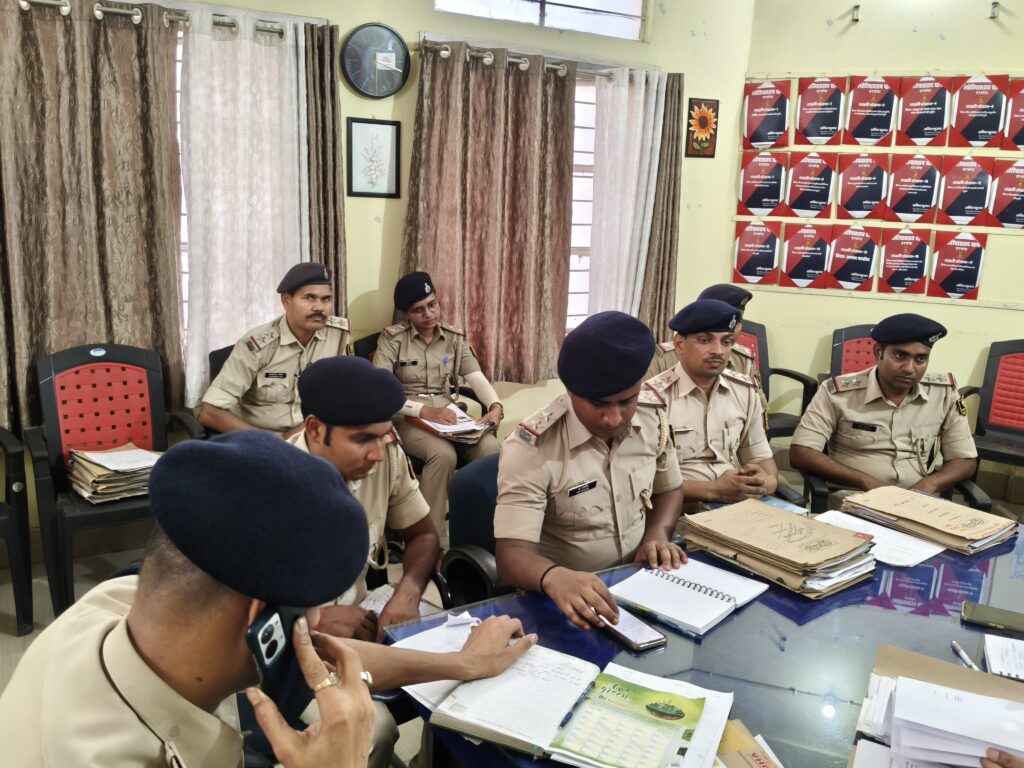 लहेरियासराय में लंबित कांडों की समीक्षा वारंट कार्रवाई और गश्ती बढ़ाने का निर्देश
