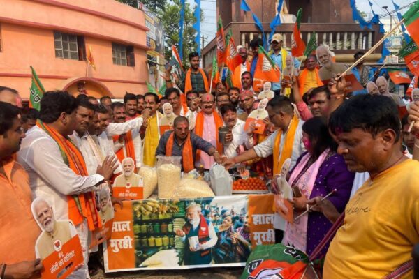 ⚡ लड्डू-झालमुड़ी के साथ BJP कार्यकर्ताओं का जश्न