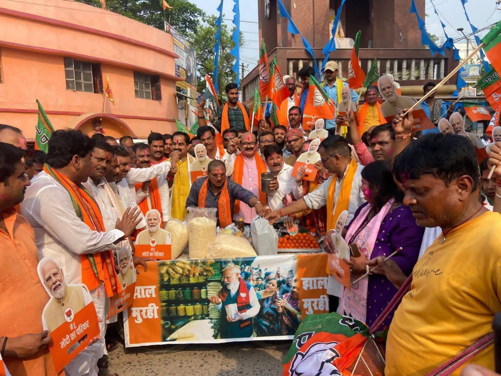 ⚡ लड्डू-झालमुड़ी के साथ BJP कार्यकर्ताओं का जश्न