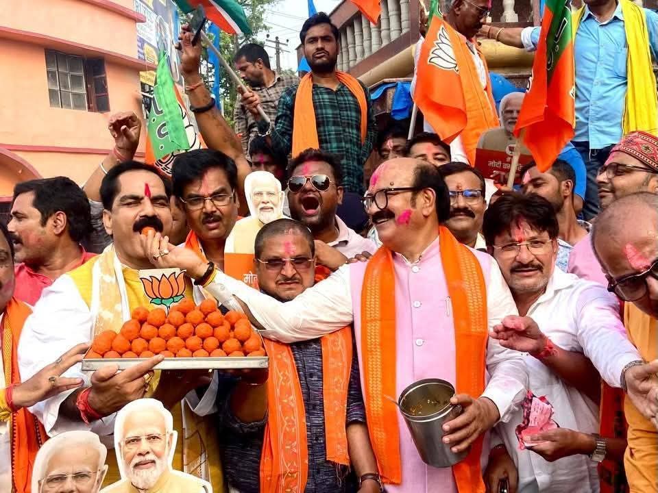 ⚡ लड्डू-झालमुड़ी के साथ BJP कार्यकर्ताओं का जश्न