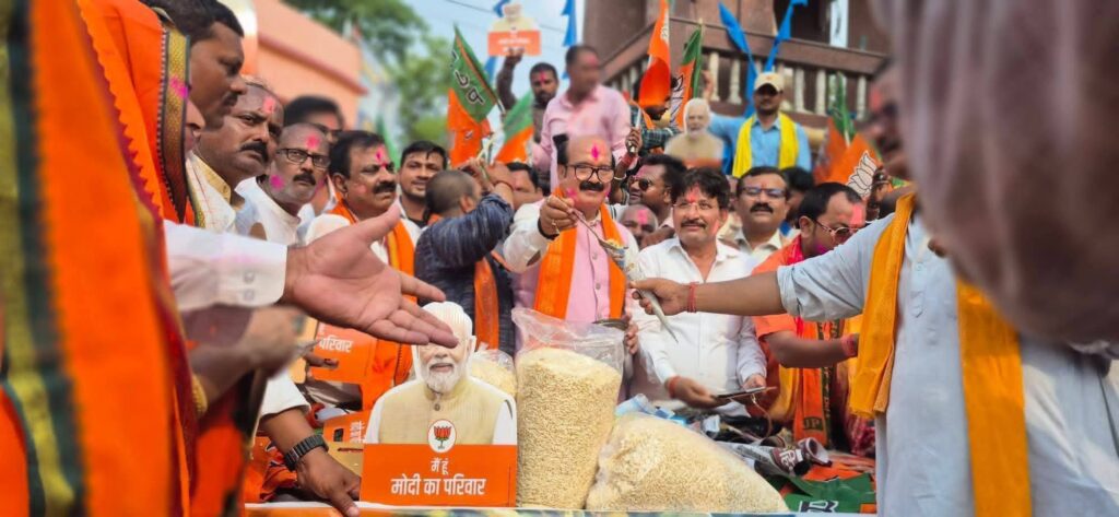 ⚡ लड्डू-झालमुड़ी के साथ BJP कार्यकर्ताओं का जश्न