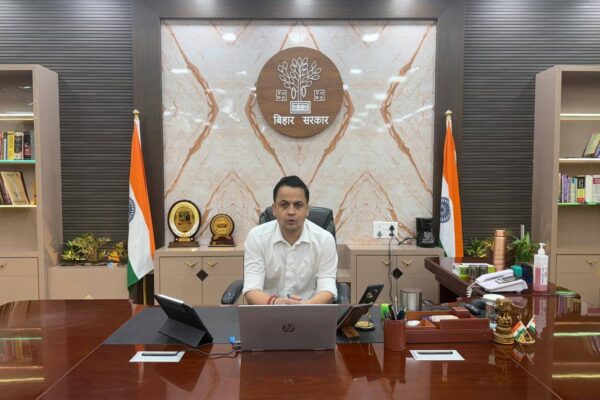 मधुबनी फर्स्ट बना डिजिटल सुशासन का मॉडल रियल-टाइम मॉनिटरिंग से प्रशासनिक कार्यों में आई तेज़ी