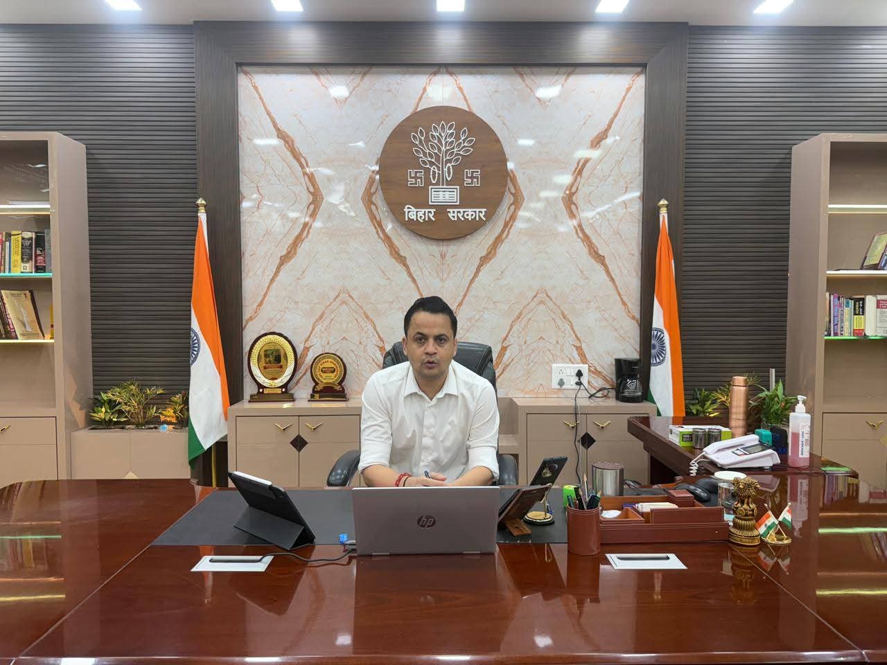 मधुबनी फर्स्ट बना डिजिटल सुशासन का मॉडल रियल-टाइम मॉनिटरिंग से प्रशासनिक कार्यों में आई तेज़ी मधुबनी फर्स्ट बना डिजिटल सुशासन का मॉडल रियल-टाइम मॉनिटरिंग से प्रशासनिक कार्यों में आई तेज़ी