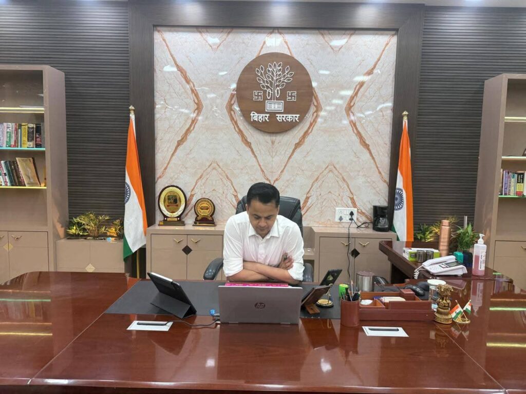 मधुबनी फर्स्ट बना डिजिटल सुशासन का मॉडल रियल-टाइम मॉनिटरिंग से प्रशासनिक कार्यों में आई तेज़ी मधुबनी फर्स्ट बना डिजिटल सुशासन का मॉडल रियल-टाइम मॉनिटरिंग से प्रशासनिक कार्यों में आई तेज़ी
